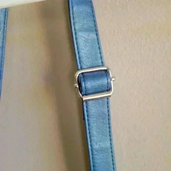 Beautiful! BUENO Navy Blue Crossbody Bag Adjustable Faux Laether Silver Zippers - Picture 7 of 10